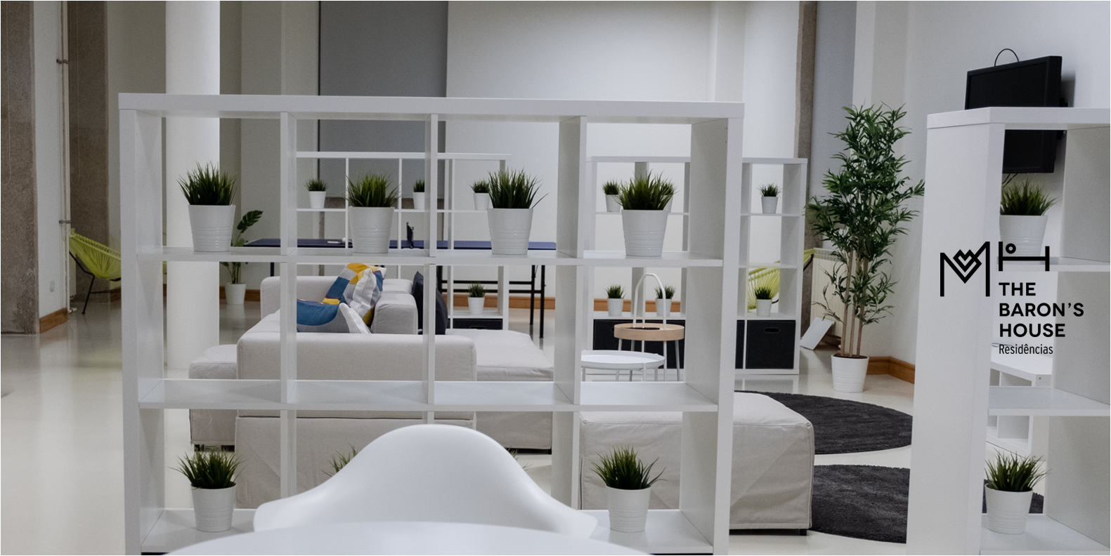 https://www.scmp.pt/assets/misc/img/Houses%20Resid%C3%AAncias%20Porto/The%20Barons%20House/Baron%20Sala%2001%20banner.png